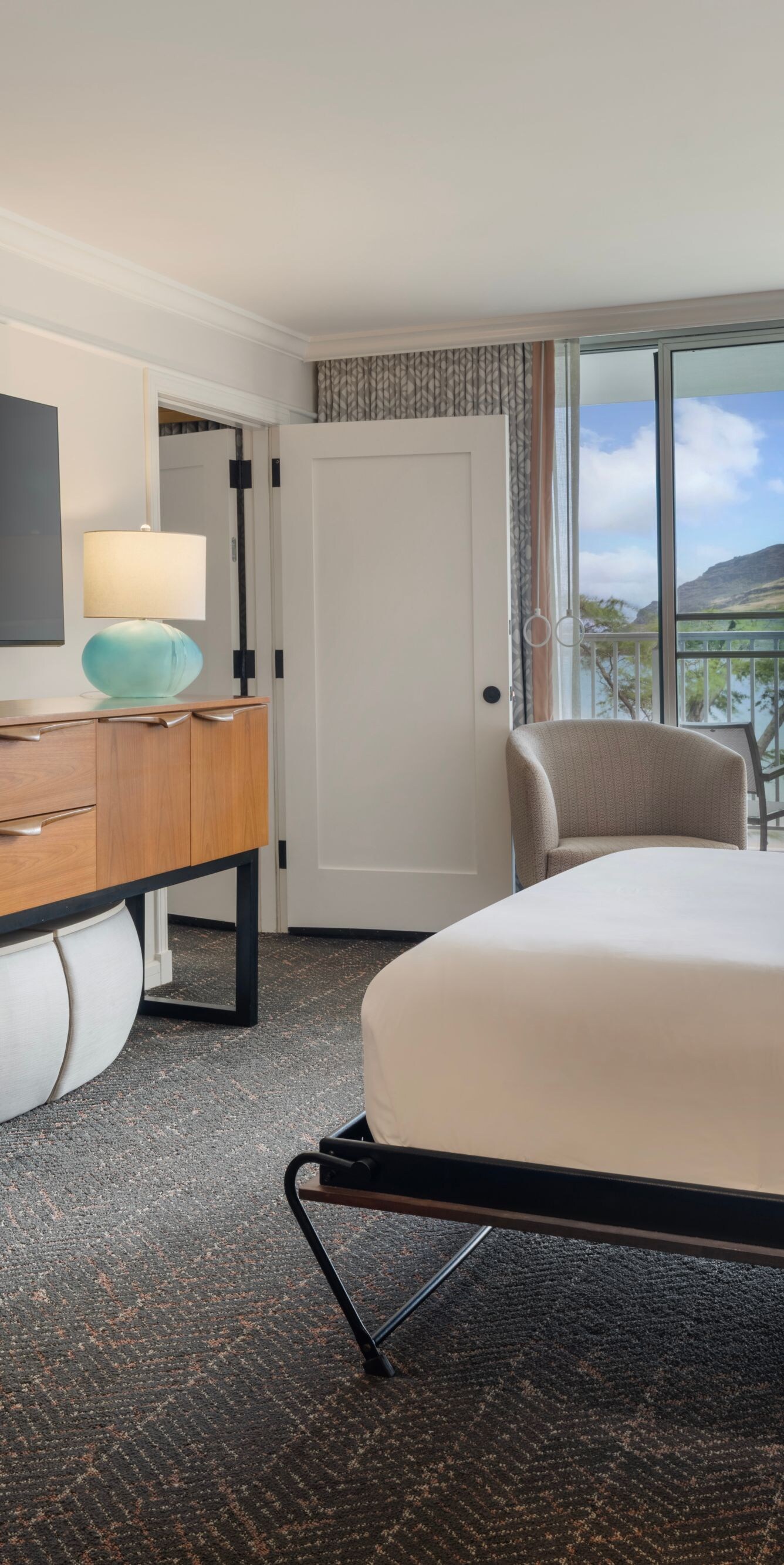 Queen bed with TV and balcony