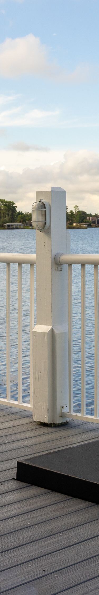 Eine Boje und Stühle auf der Terrasse mit Blick auf den See