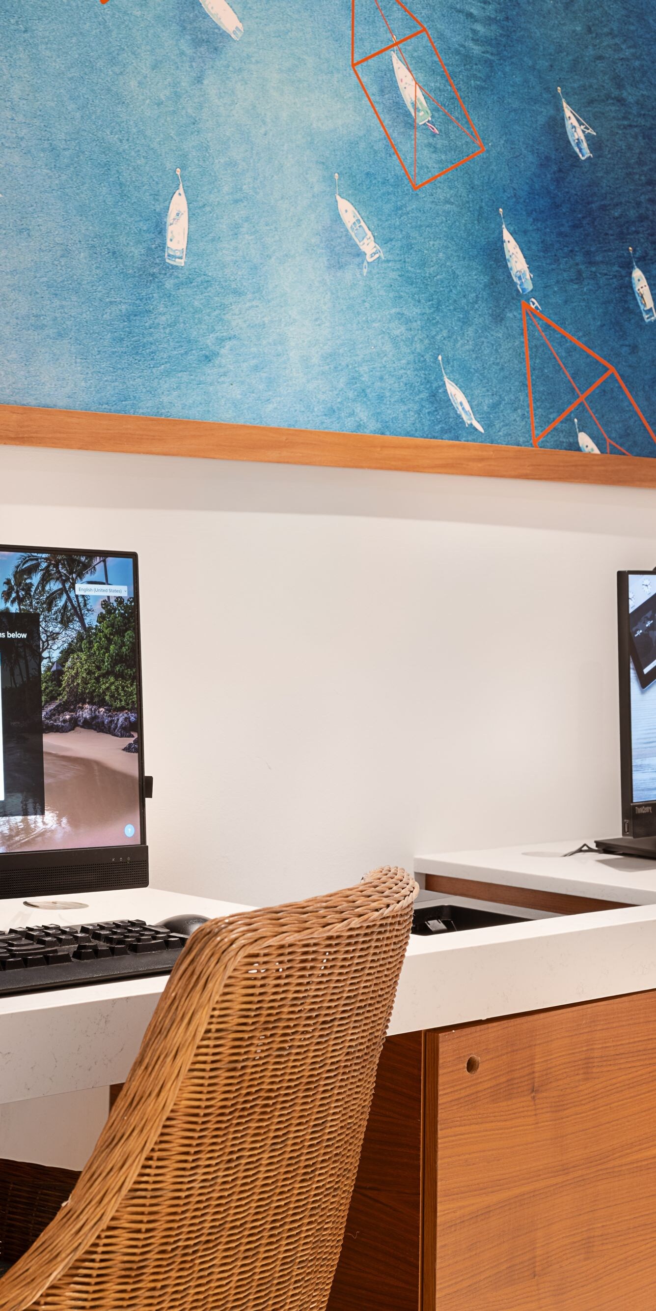 Ein Schreibtisch mit zwei Computern und einem Drucker