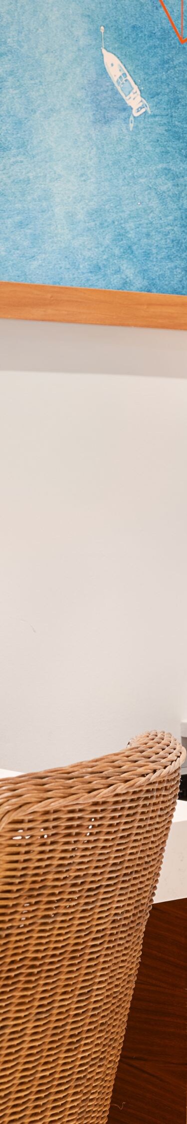 Ein Schreibtisch mit zwei Computern und einem Drucker