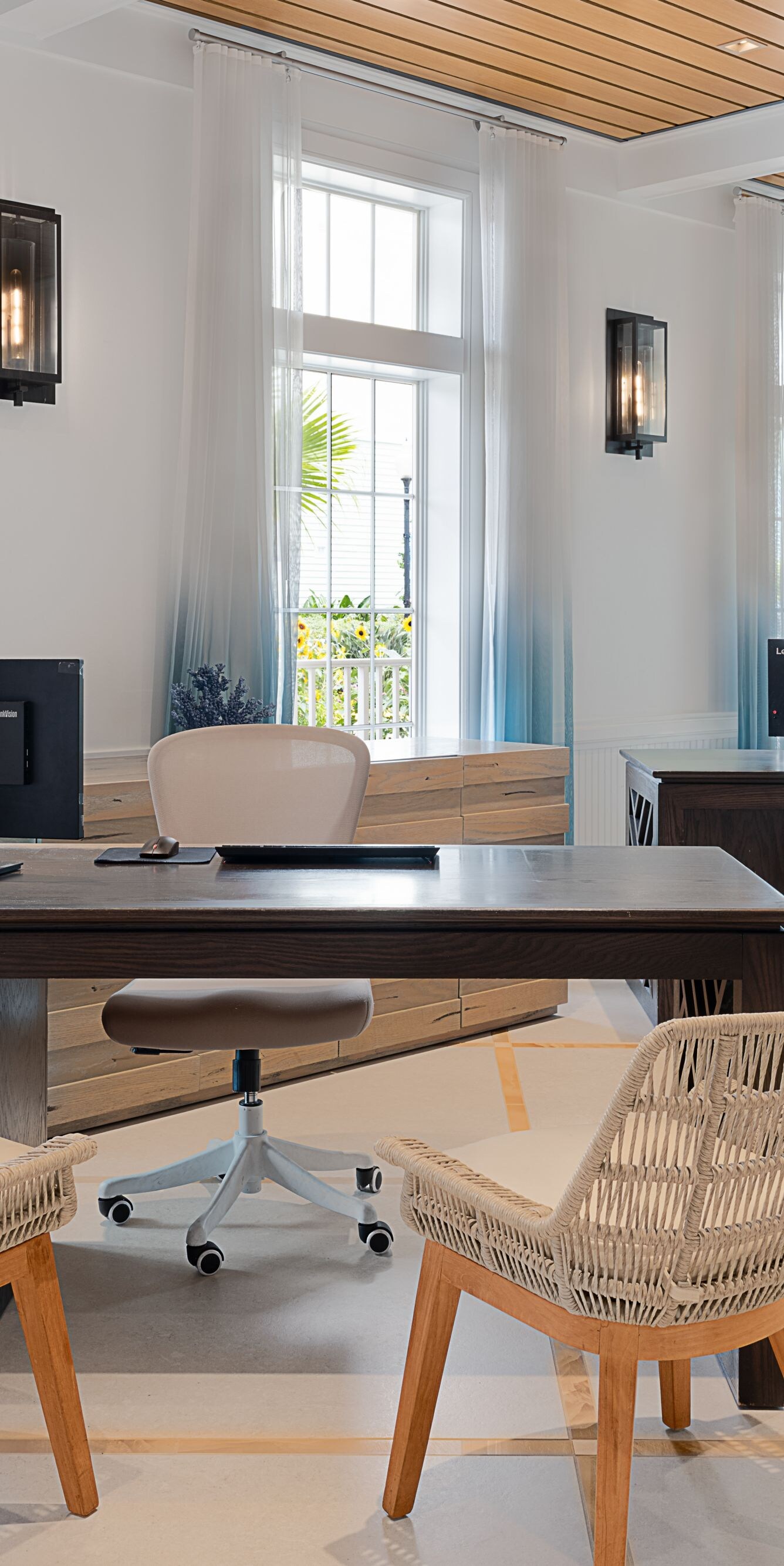 Ein Tisch und Stühle im Lobby-Bereich