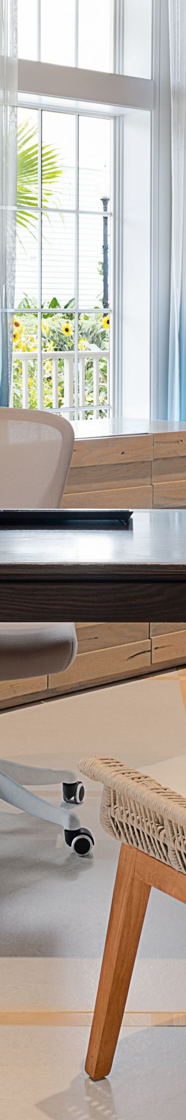Ein Tisch und Stühle im Lobby-Bereich