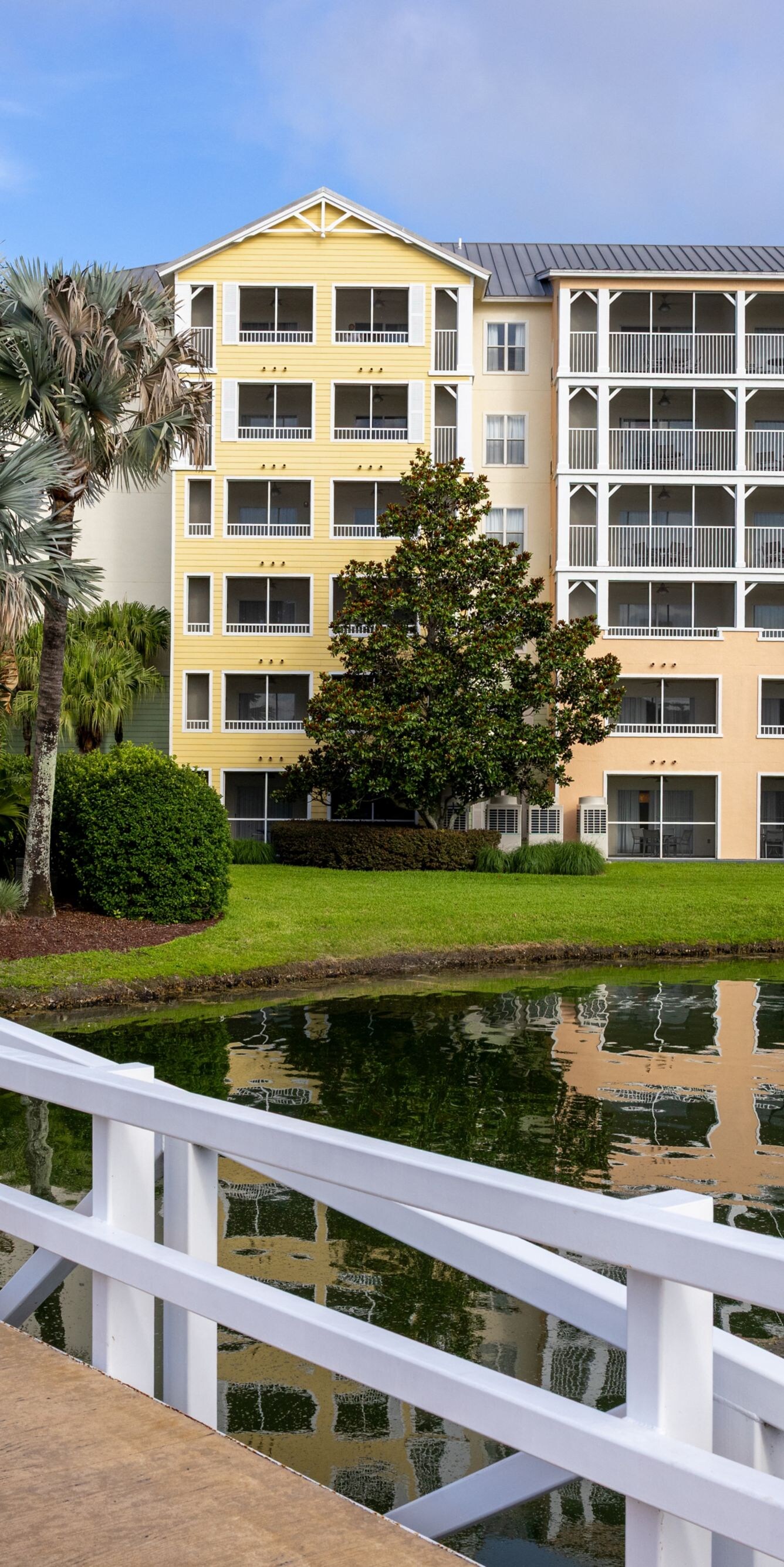 Villa-Gebäude am See in Orlando