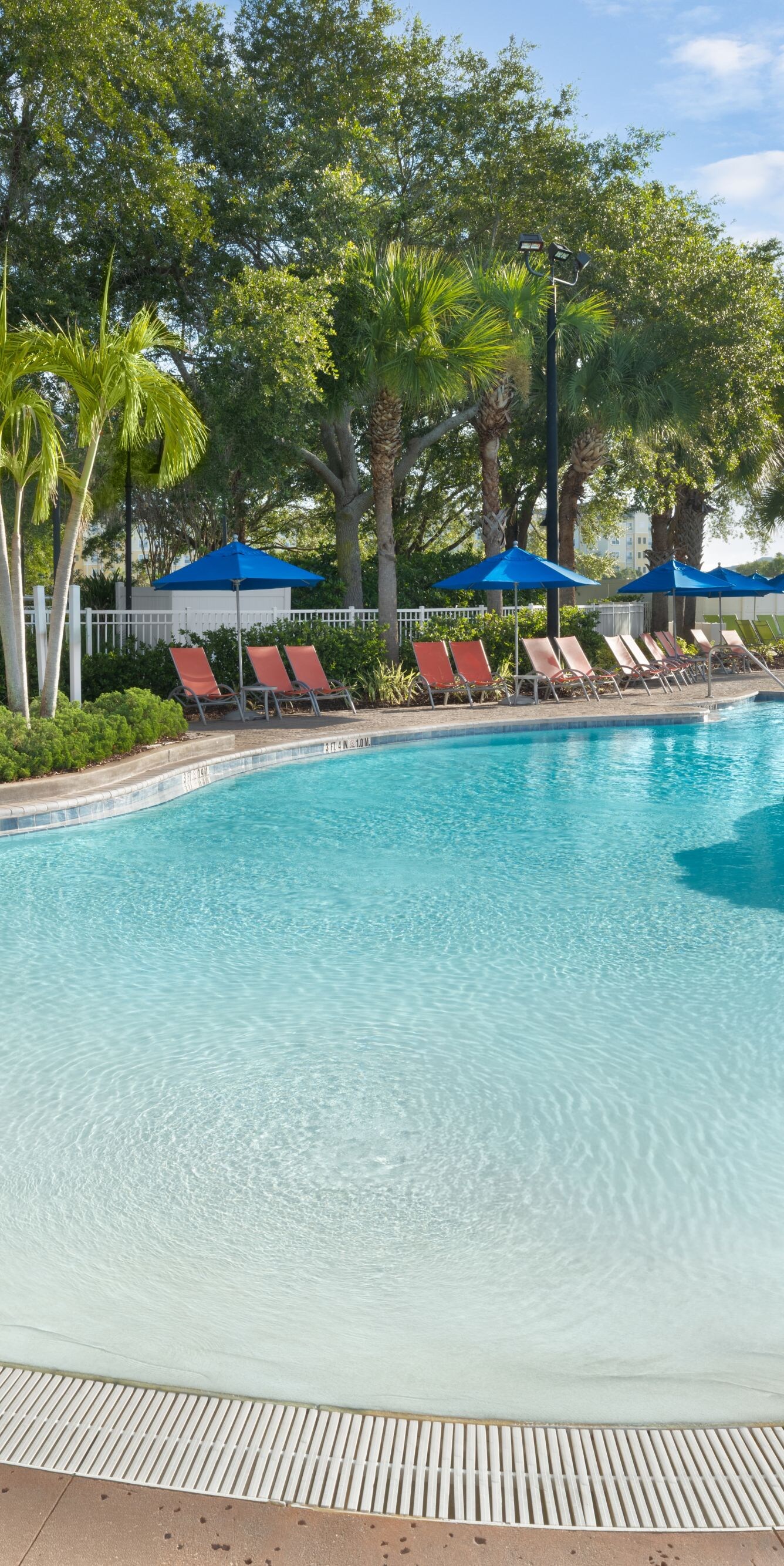 Resort-Außenpool mit flachem Einstieg