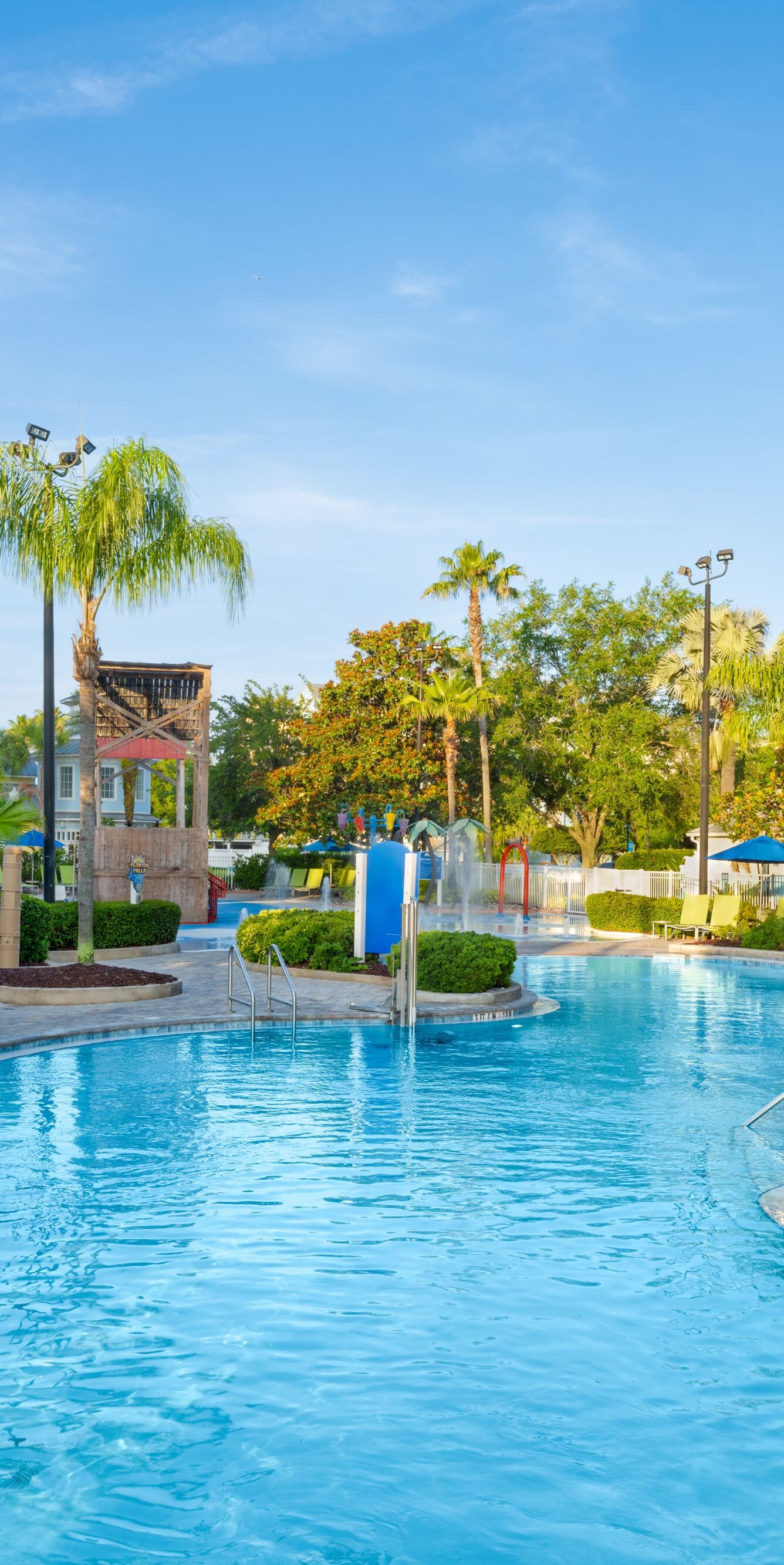 Resort-Außenpool mit Liegestühlen und Sonnenschirmen