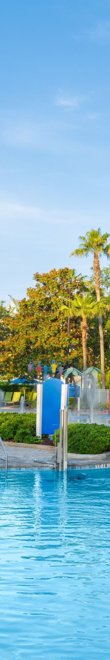 Resort-Außenpool mit Liegestühlen und Sonnenschirmen