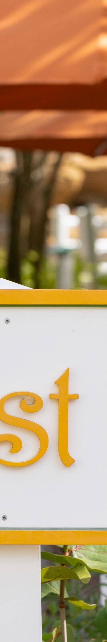 Esstische und Schild im Außenbereich