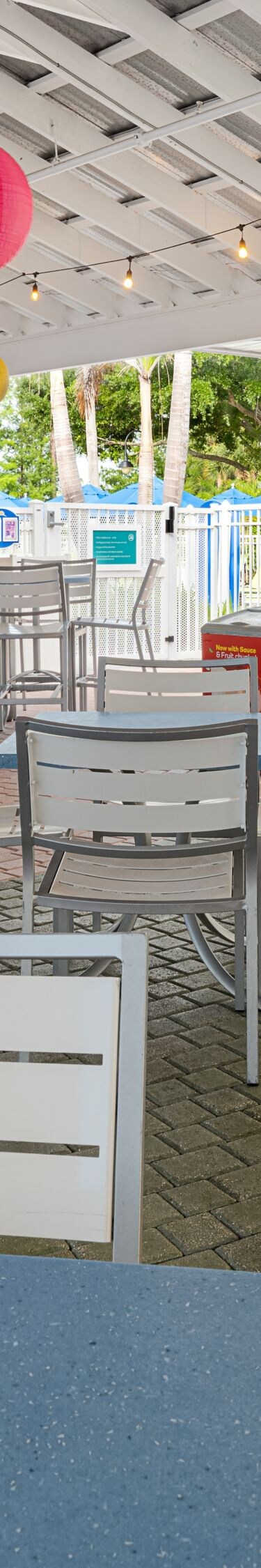 Speisebereich des Restaurants im Außenbereich in der Nähe des Pools
