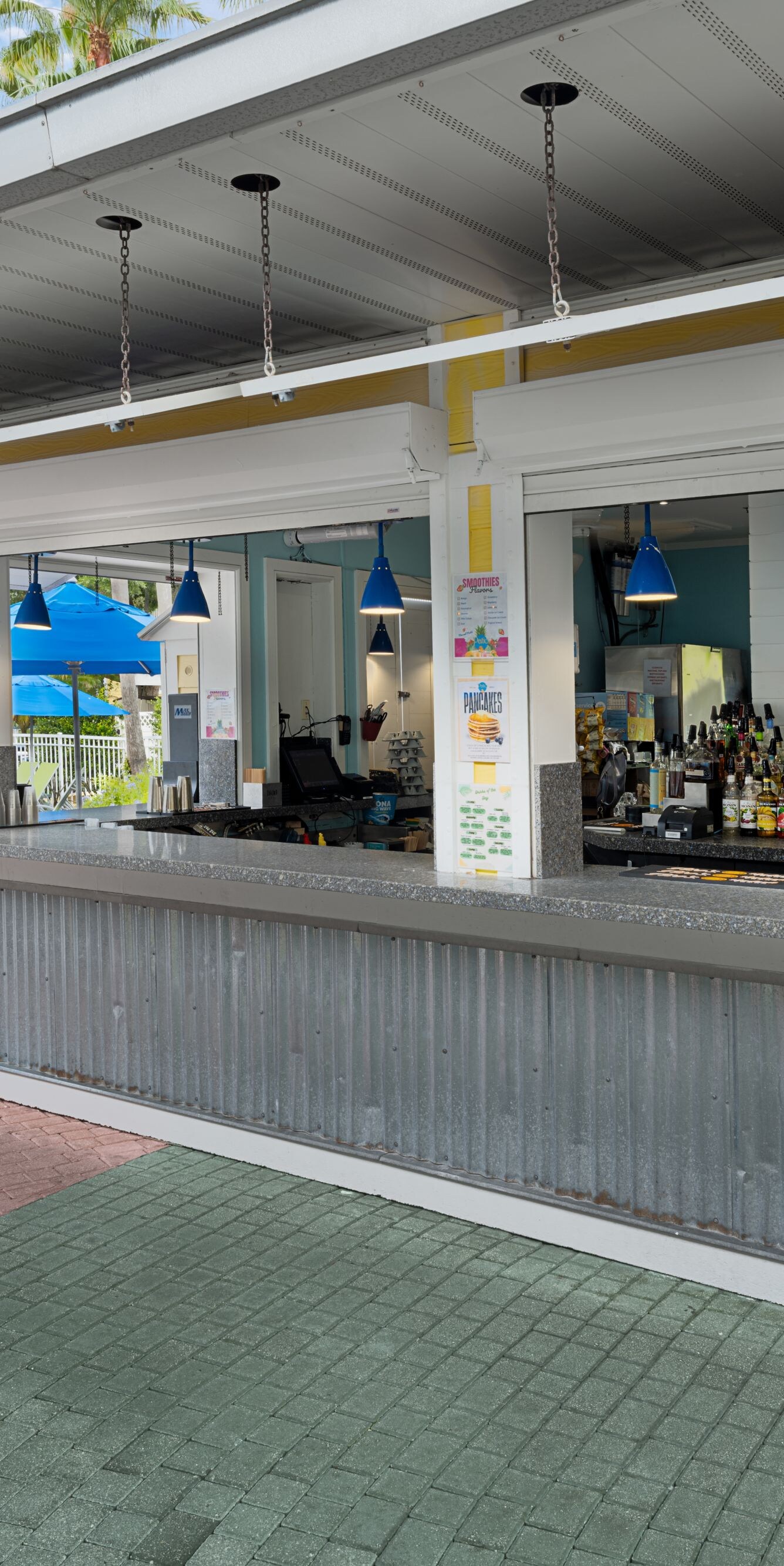 Restaurant mit Außentheke in der Nähe des Pools