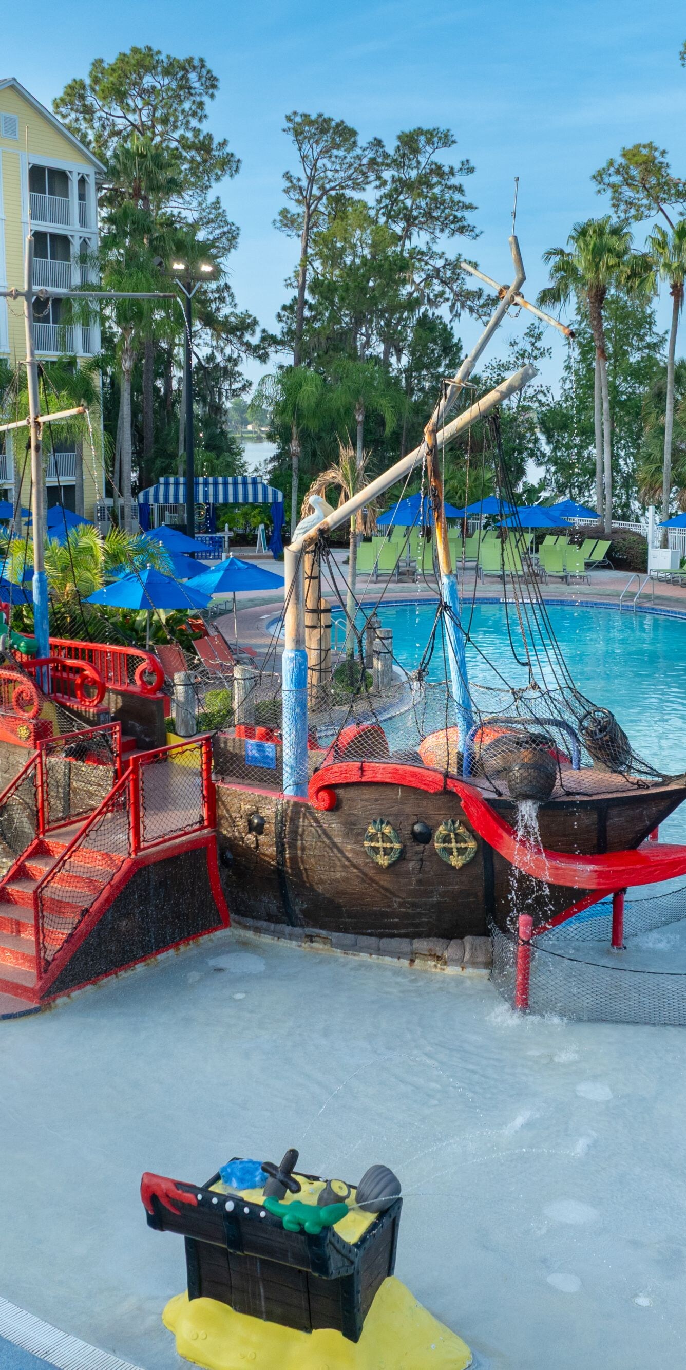 Familienfreundlicher Resort-Pool mit Piratenschiff für Kinder