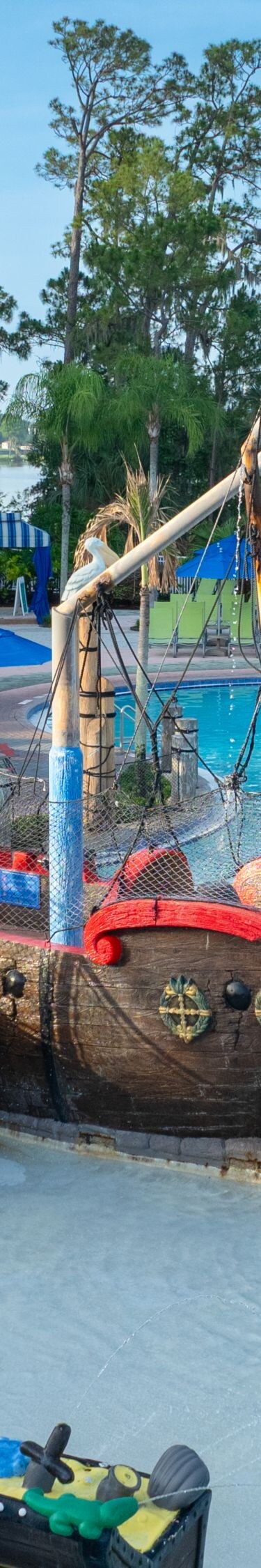 Familienfreundlicher Resort-Pool mit Piratenschiff für Kinder
