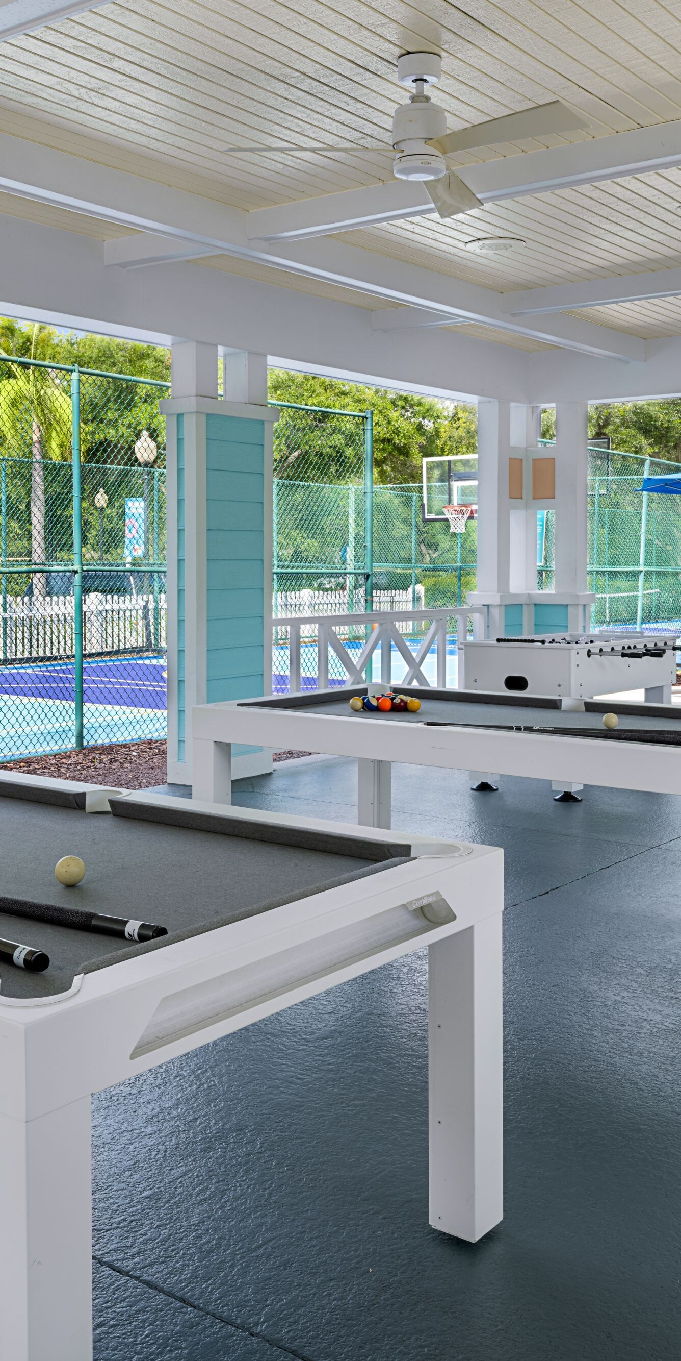 Außenbereich mit Billard, Tischfußball und Sportplatz