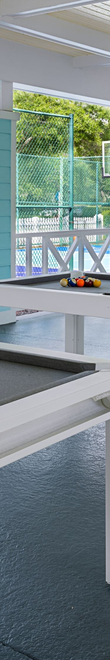 Außenbereich mit Billard, Tischfußball und Sportplatz