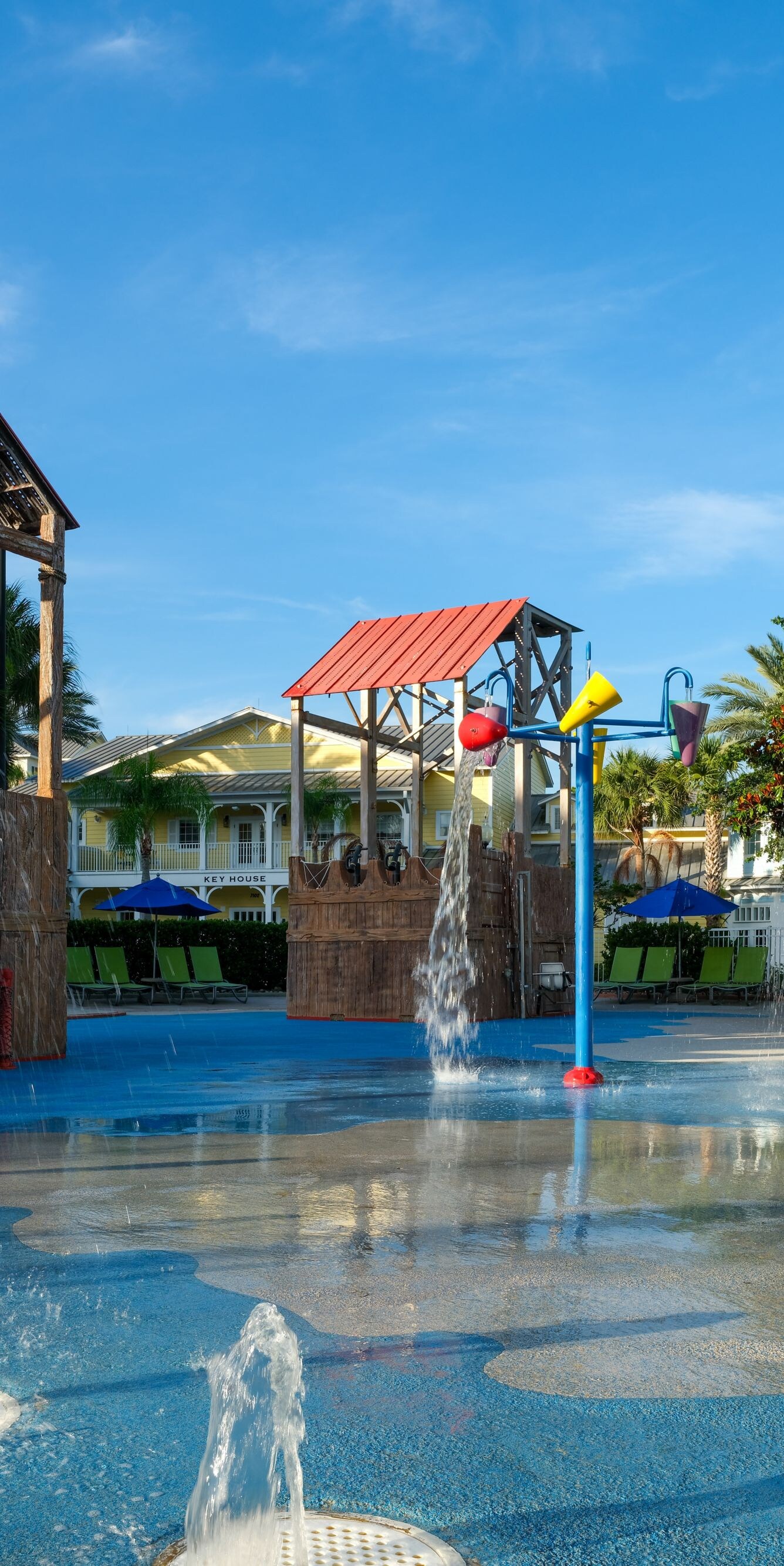 Planschbereich mit Wasserbrunnen im Außenbereich