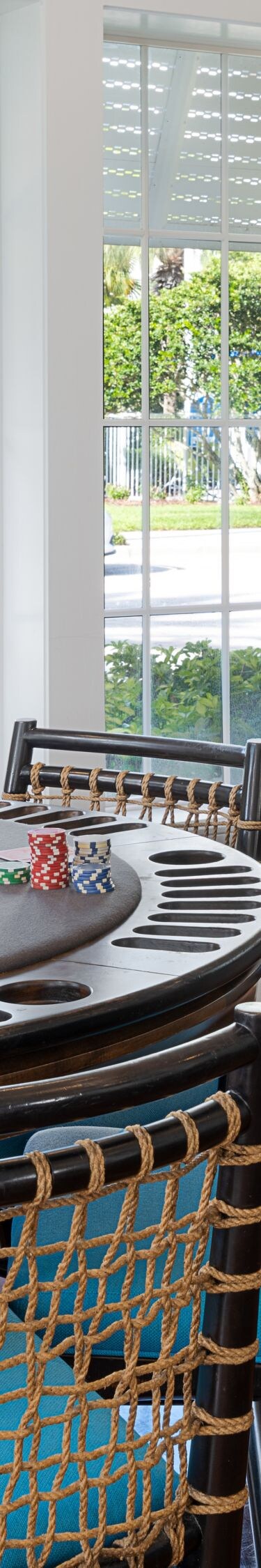 Tische mit Karten und Pokerchips