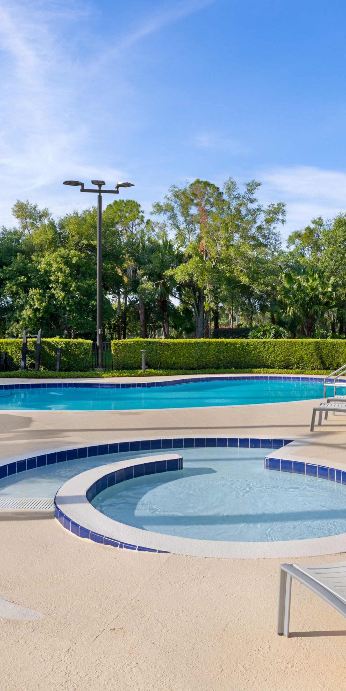 Kinderpool und Lounge-Sessel