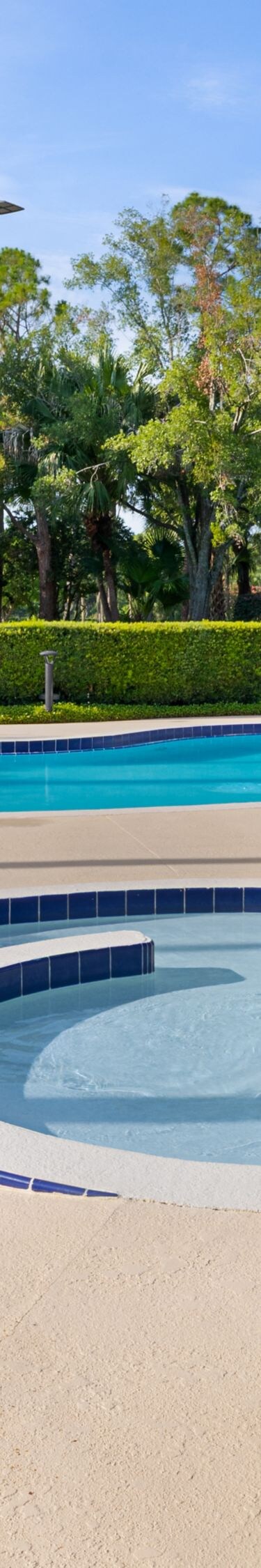 Kinderpool und Lounge-Sessel