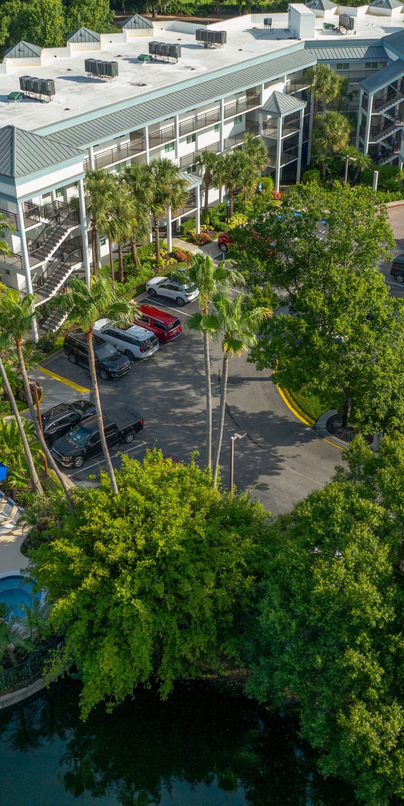 Luftaufnahme des Urlaubsresorts und Pools in Orlando 