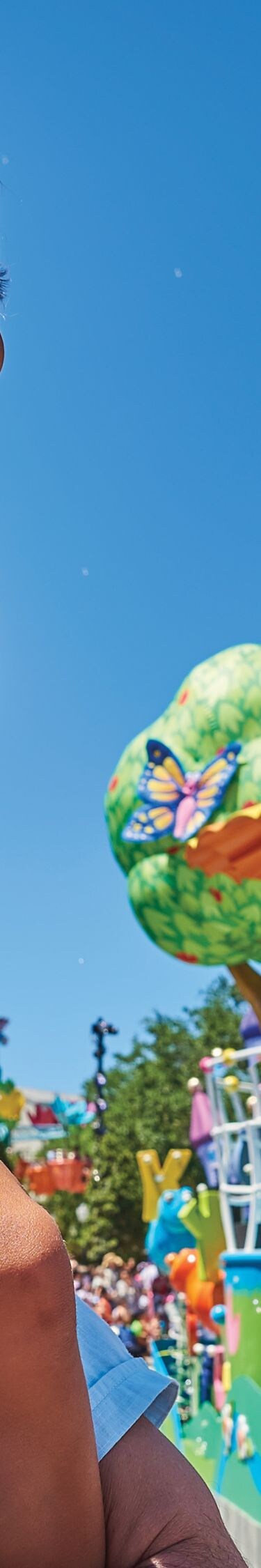 Vater mit Kind auf den Schultern beim Beobachten der Parade