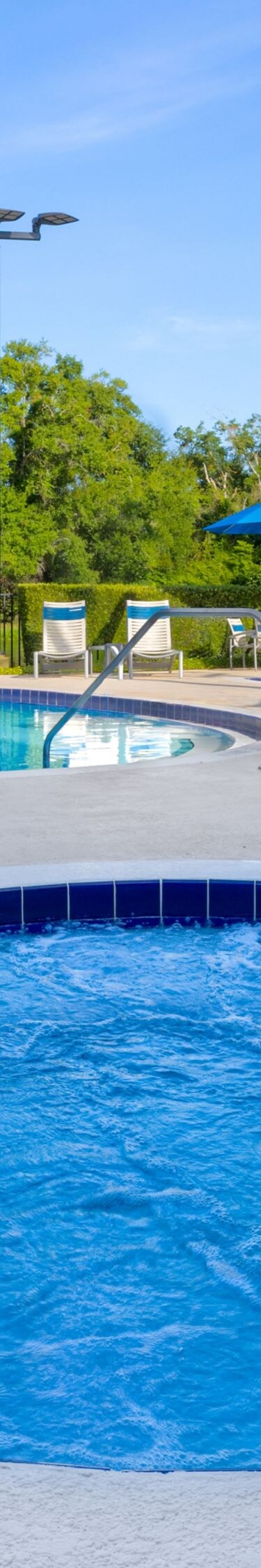 Außen-Whirlpool und Pool mit Liegestühlen