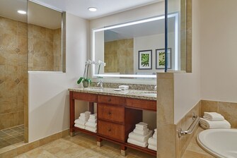 Baño principal con bañera profunda y ducha