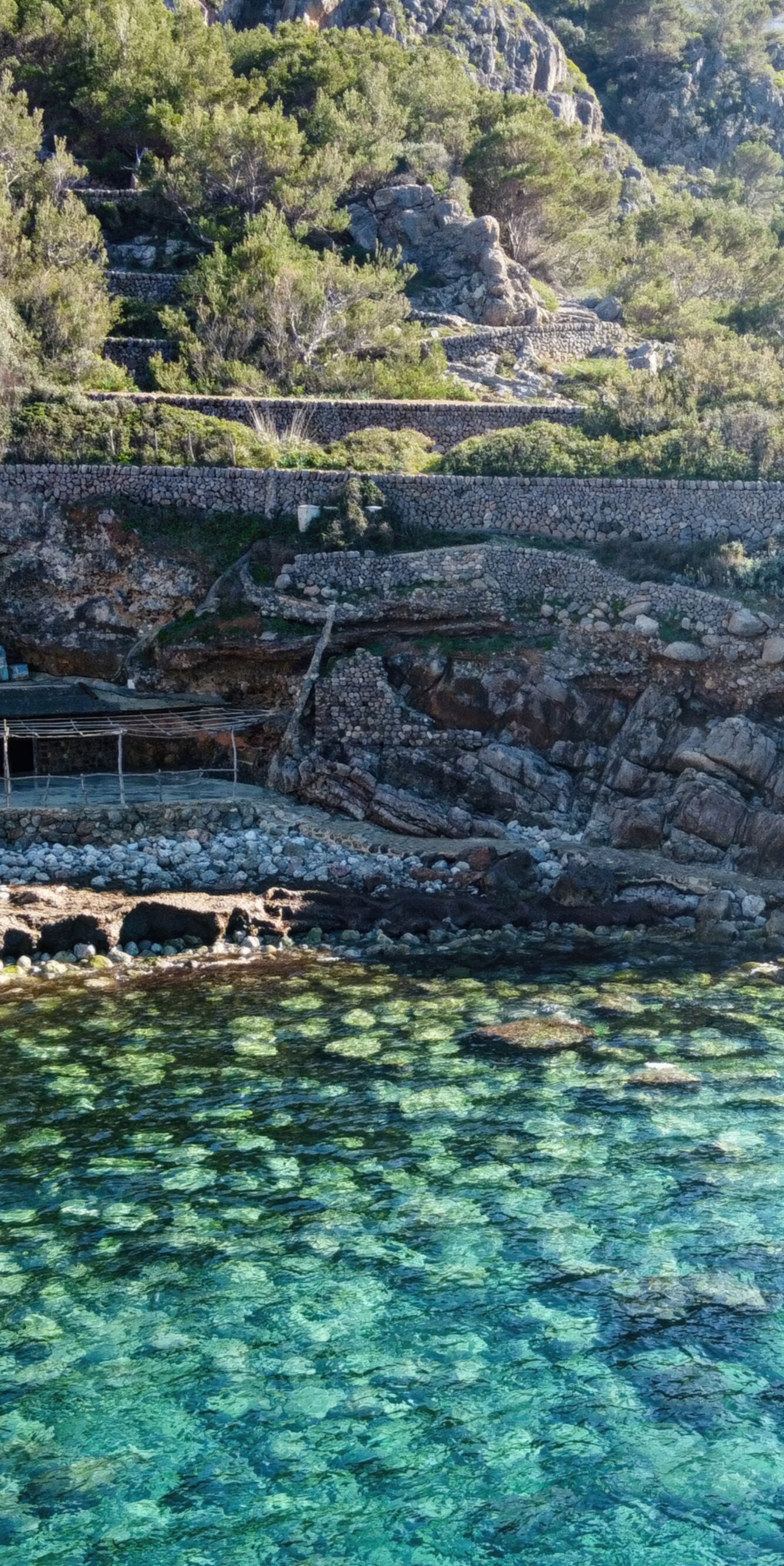 Eine kleine, felsige Küstenbucht auf Mallorca