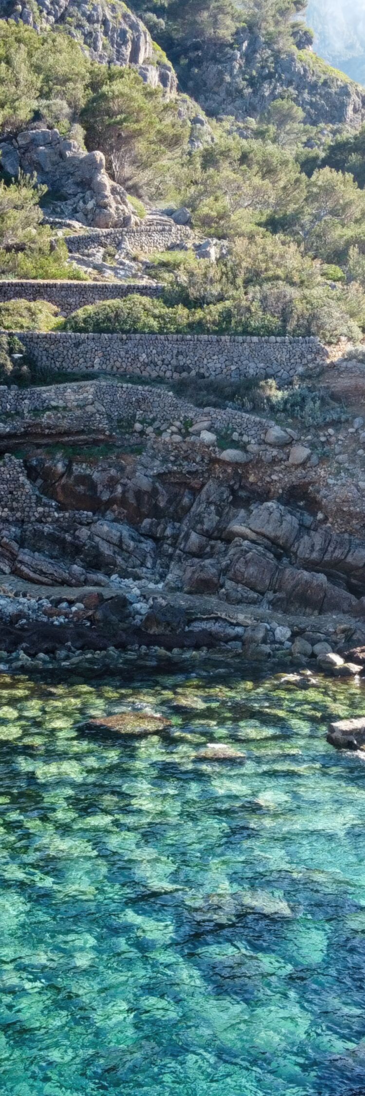 Eine kleine, felsige Küstenbucht auf Mallorca