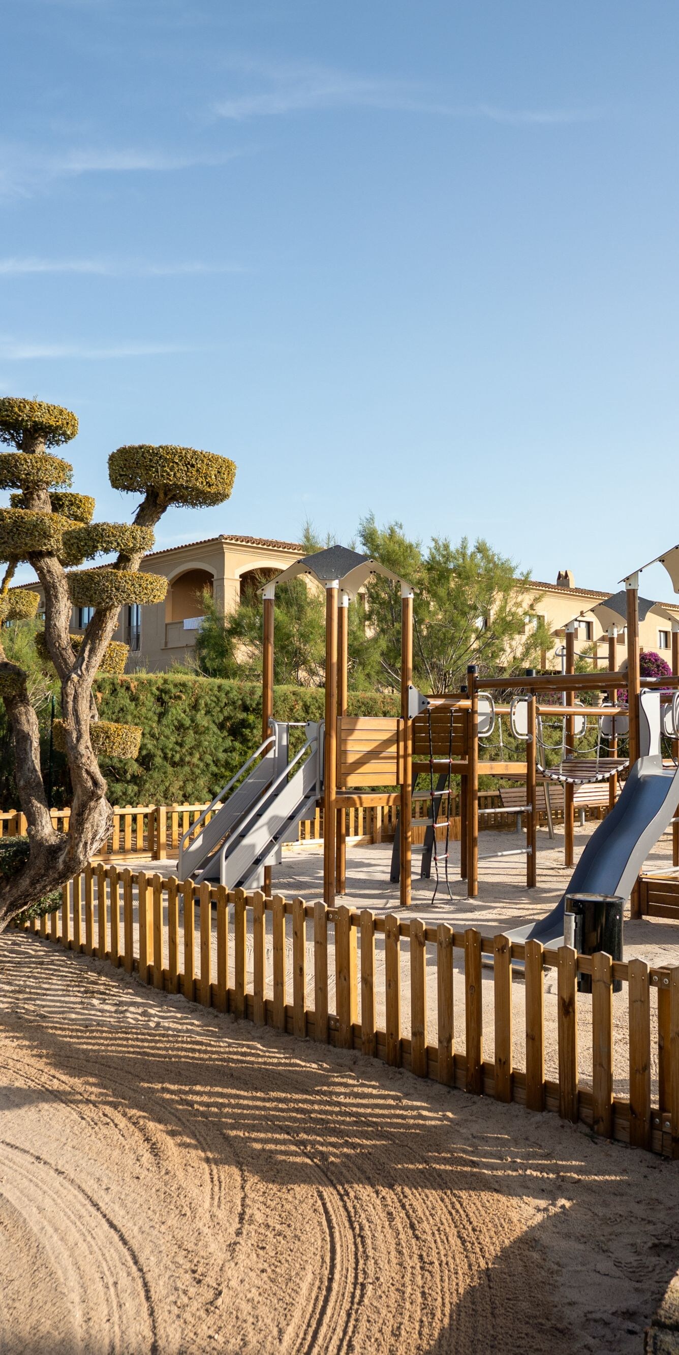 Spielplatz im Freien mit Rutschen, Schaukeln