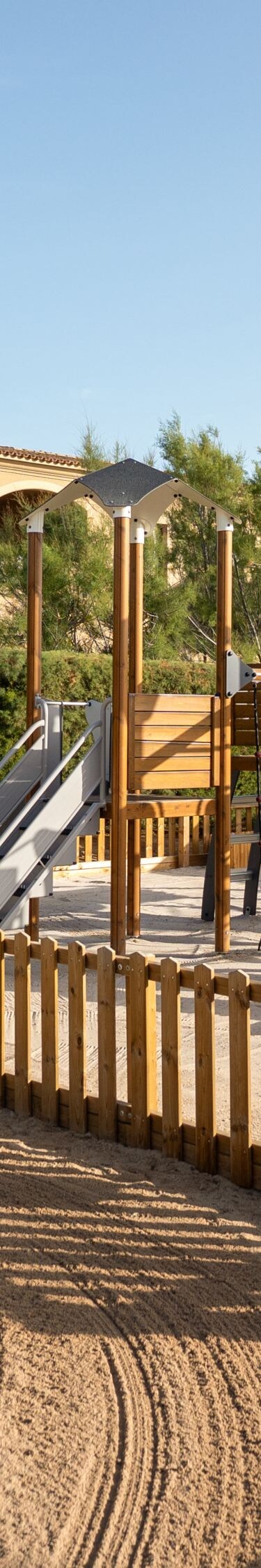 Spielplatz im Freien mit Rutschen, Schaukeln