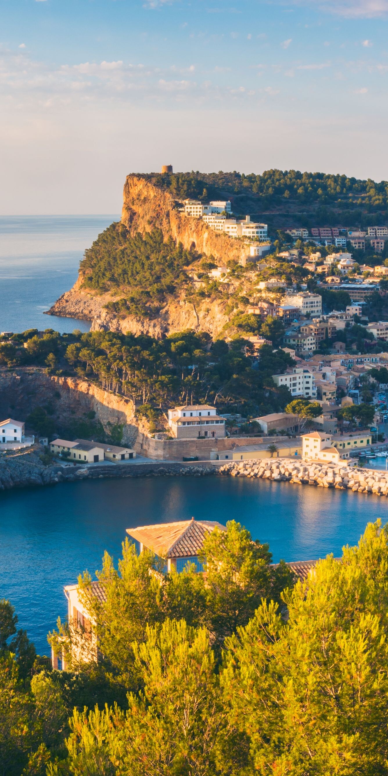 Eine kleine Küstenstadt mit Yachthafen auf Mallorca