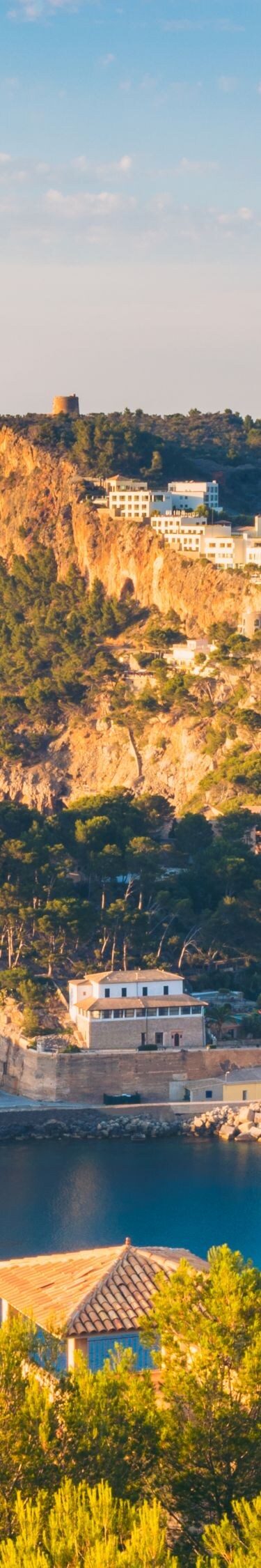 Eine kleine Küstenstadt mit Yachthafen auf Mallorca