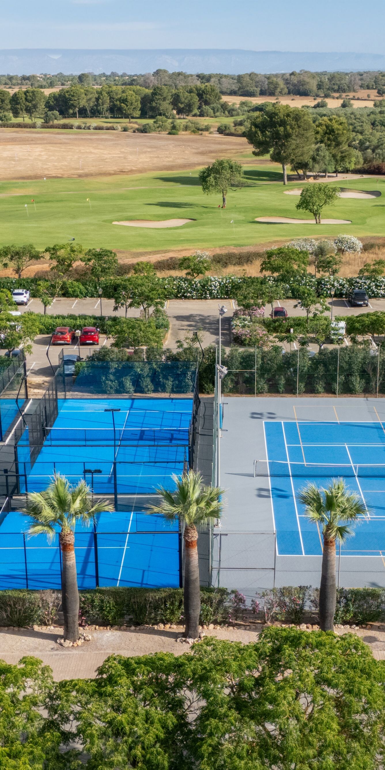 Luftaufnahme der Tennis- und Pickleball-Plätze im Freien
