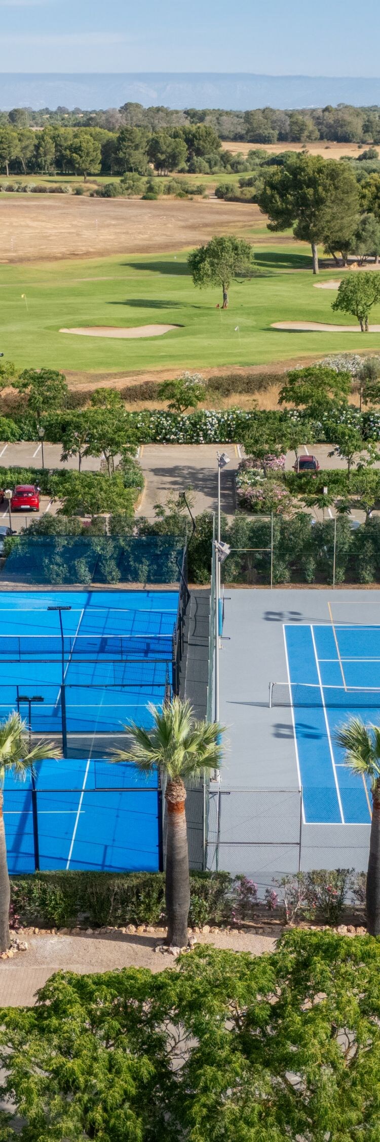 Luftaufnahme der Tennis- und Pickleball-Plätze im Freien