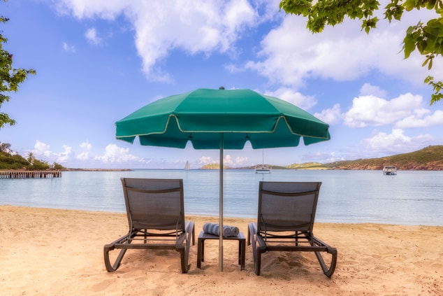 해변에 있는 라운지 의자와 파라솔