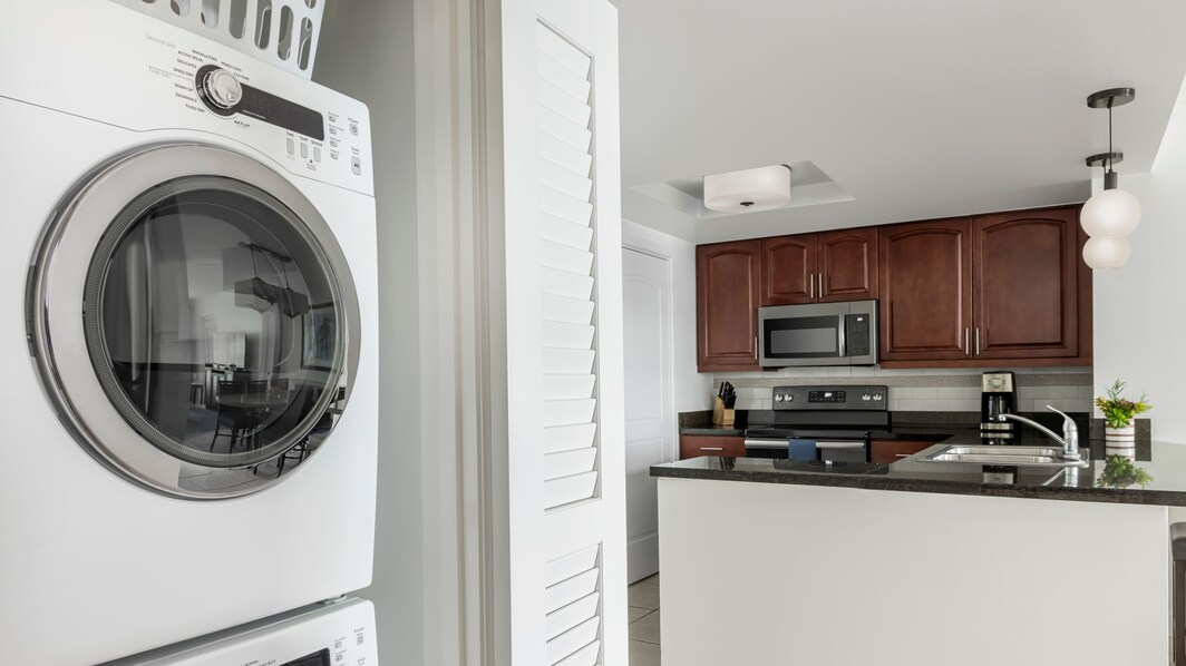 食器洗い機と乾燥機完備のクローゼットのあるキッチン