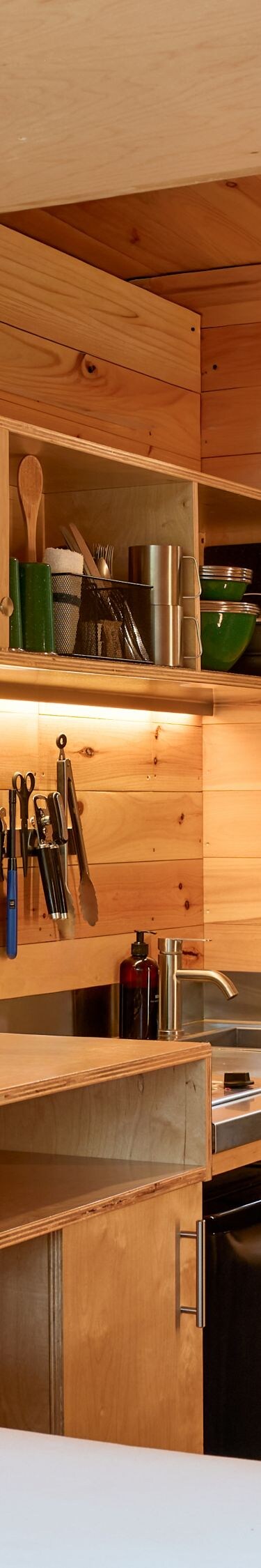 Bunk cabin with with kitchenette, dining table, be