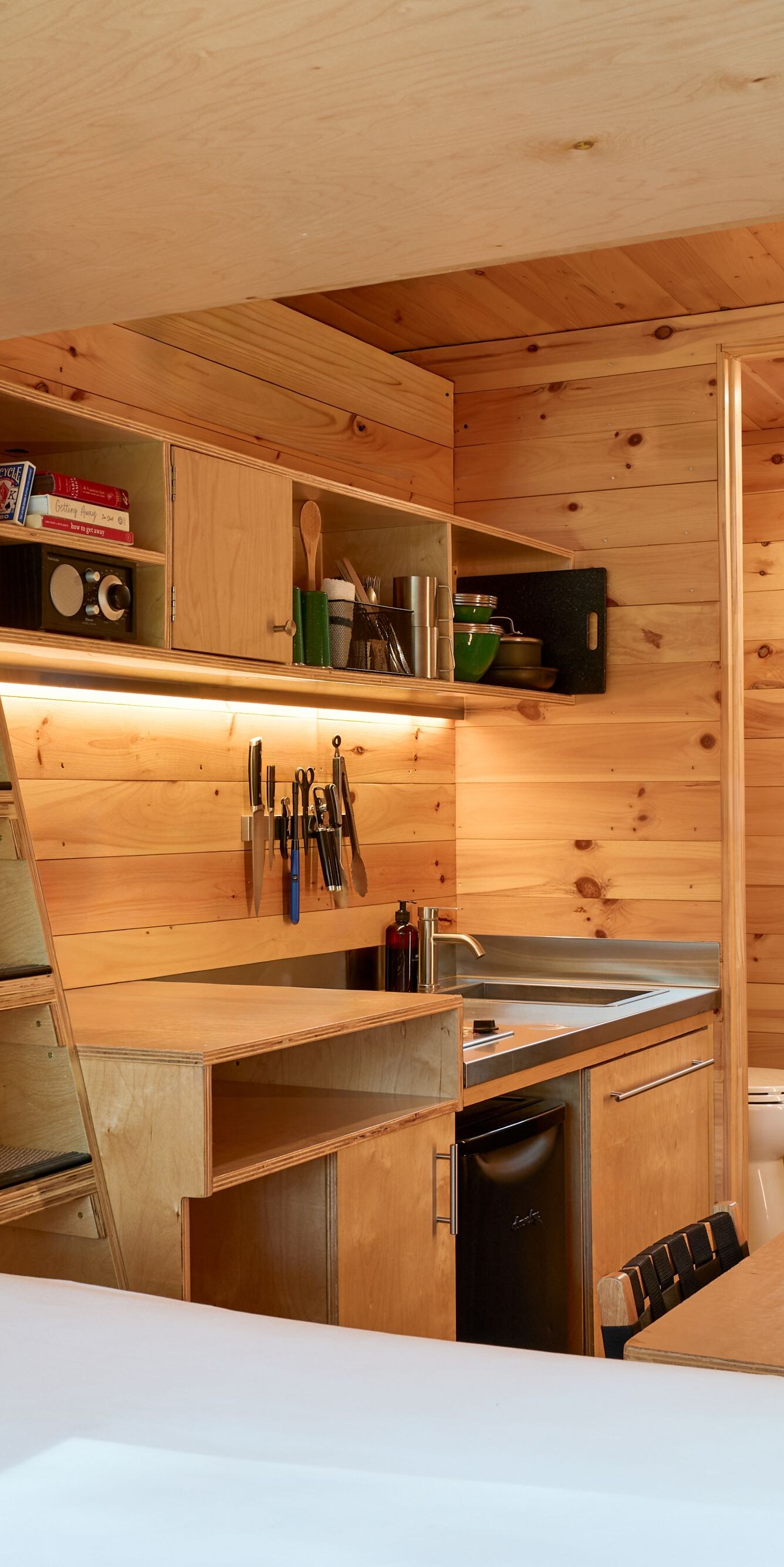 Bunk cabin with with kitchenette, dining table, be