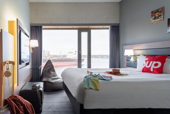 Moxy Sleeper Queen Room with Harbour View