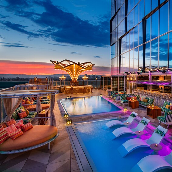 Level 8 | Los Angeles Restaurant | Marriott Bonvoy