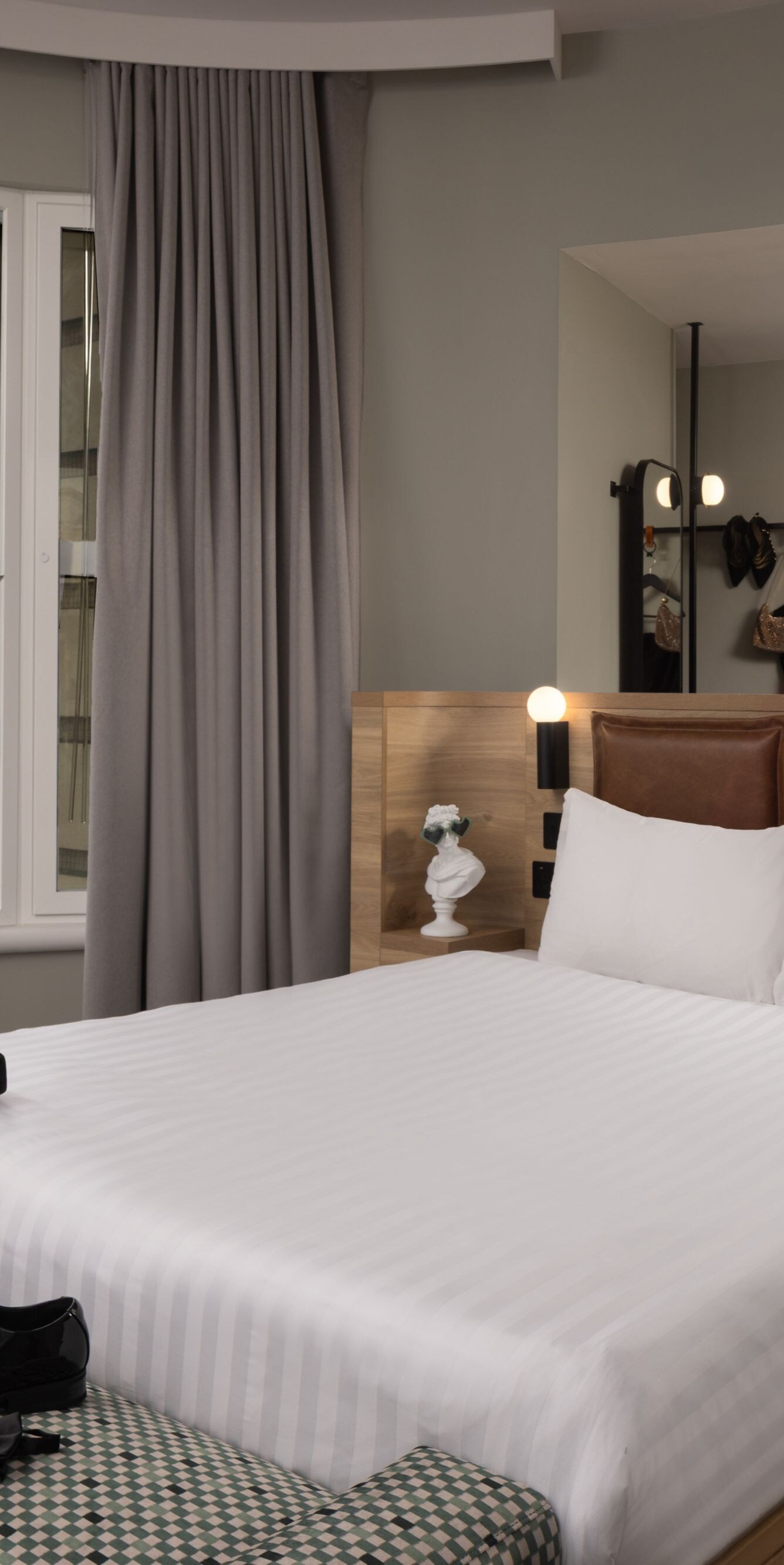 Spotlight suite bed