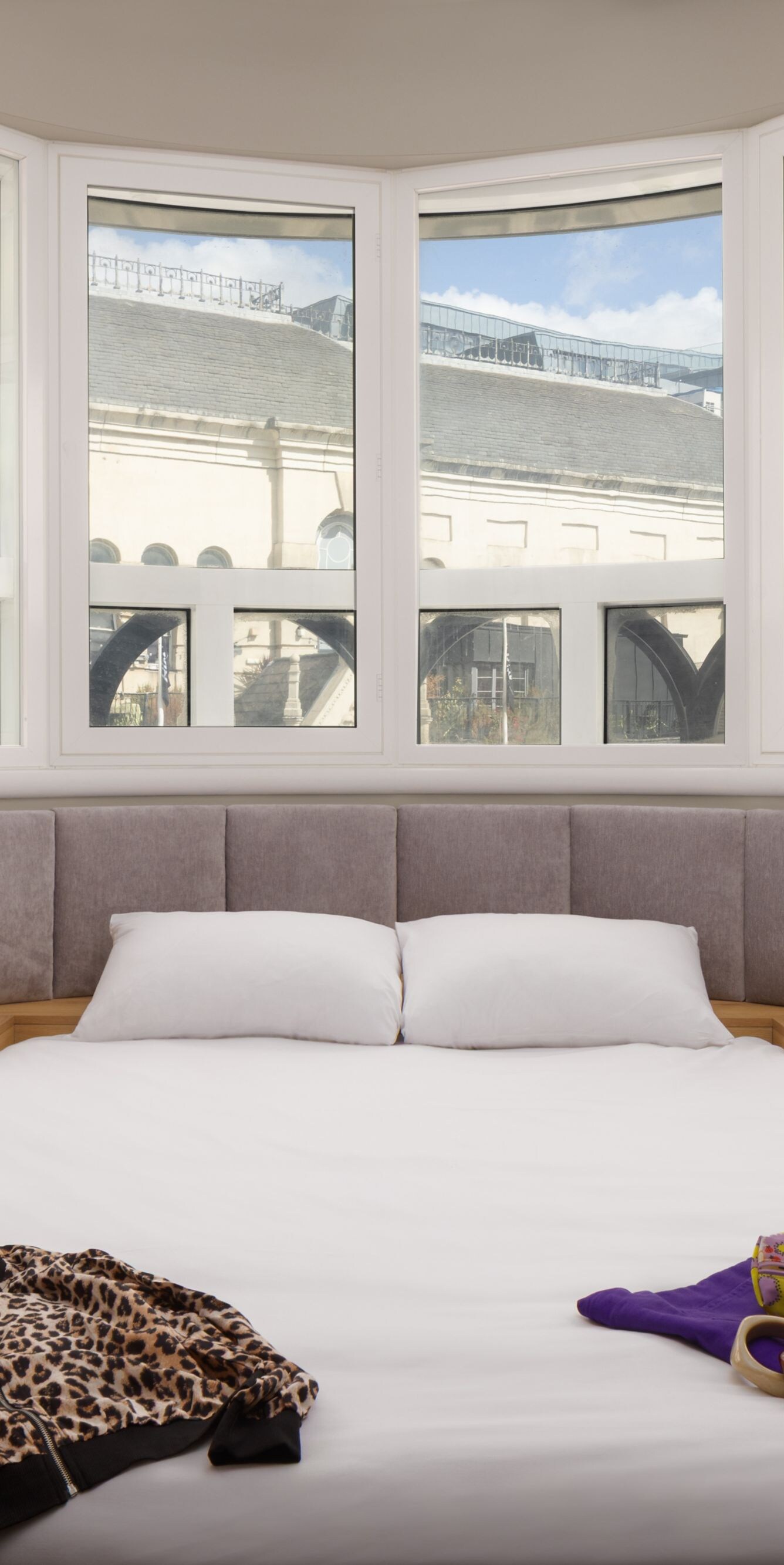 Spotlight Sleeper room with city view