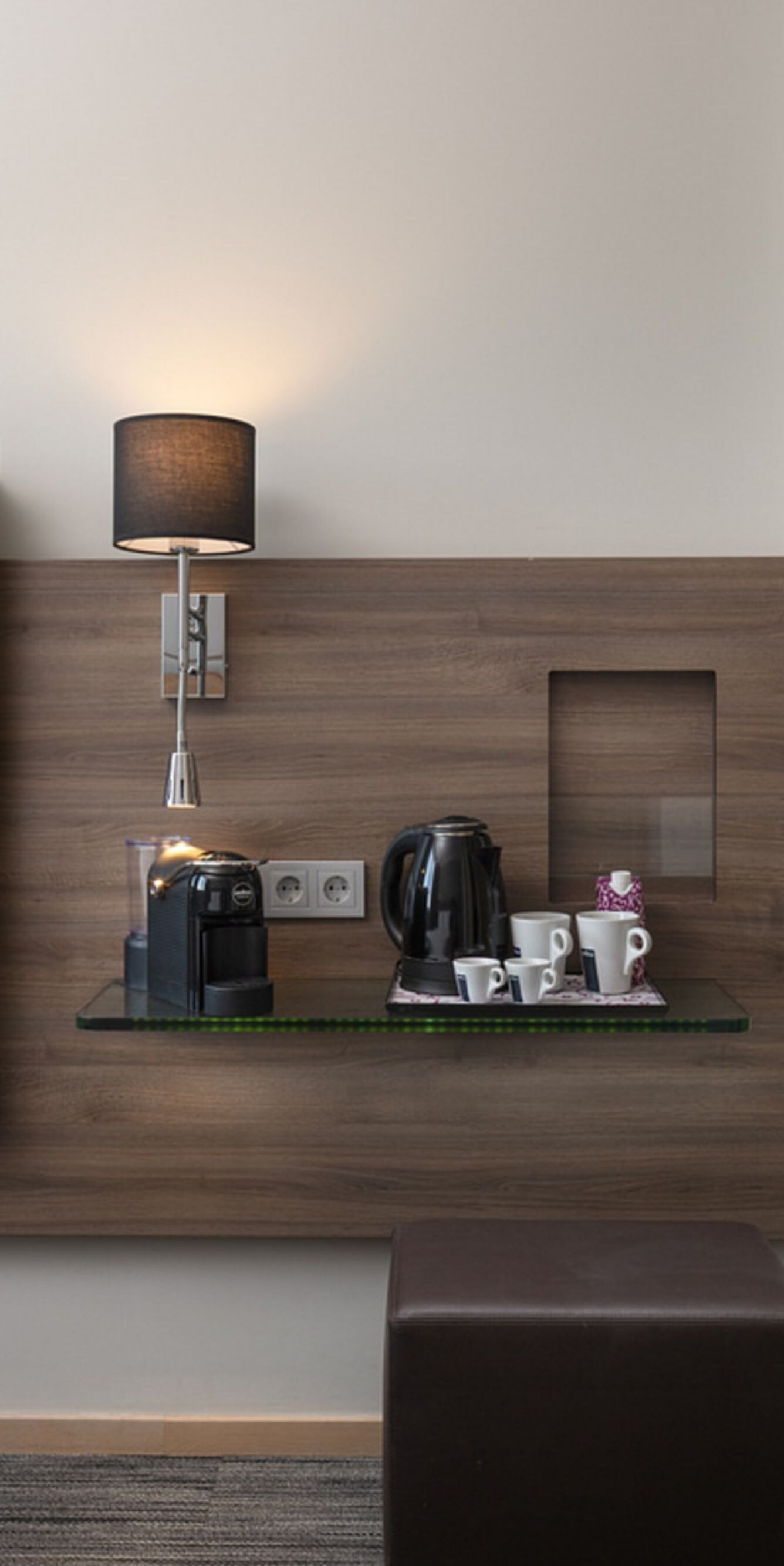 TV e macchina da caffè nella camera Moxy