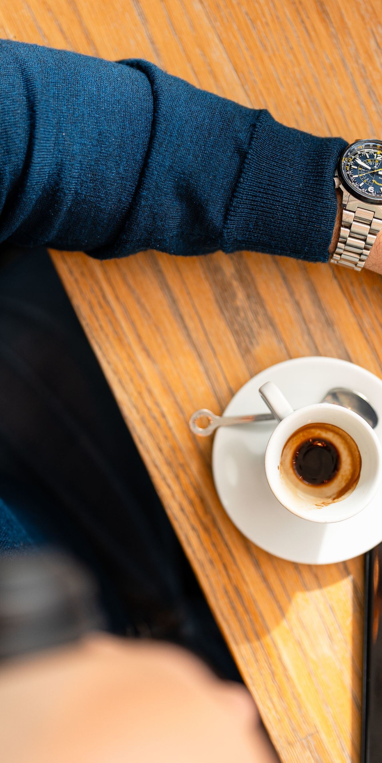 Laptop con caffè su una scrivania di legno