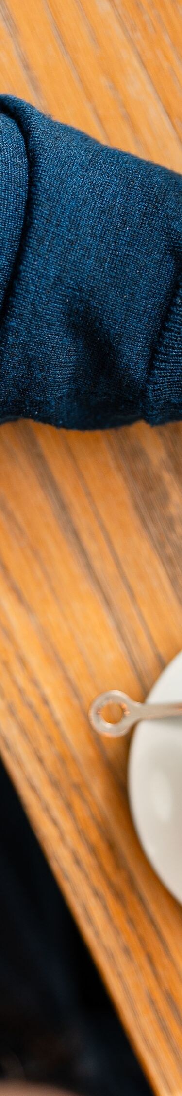 Laptop con caffè su una scrivania di legno
