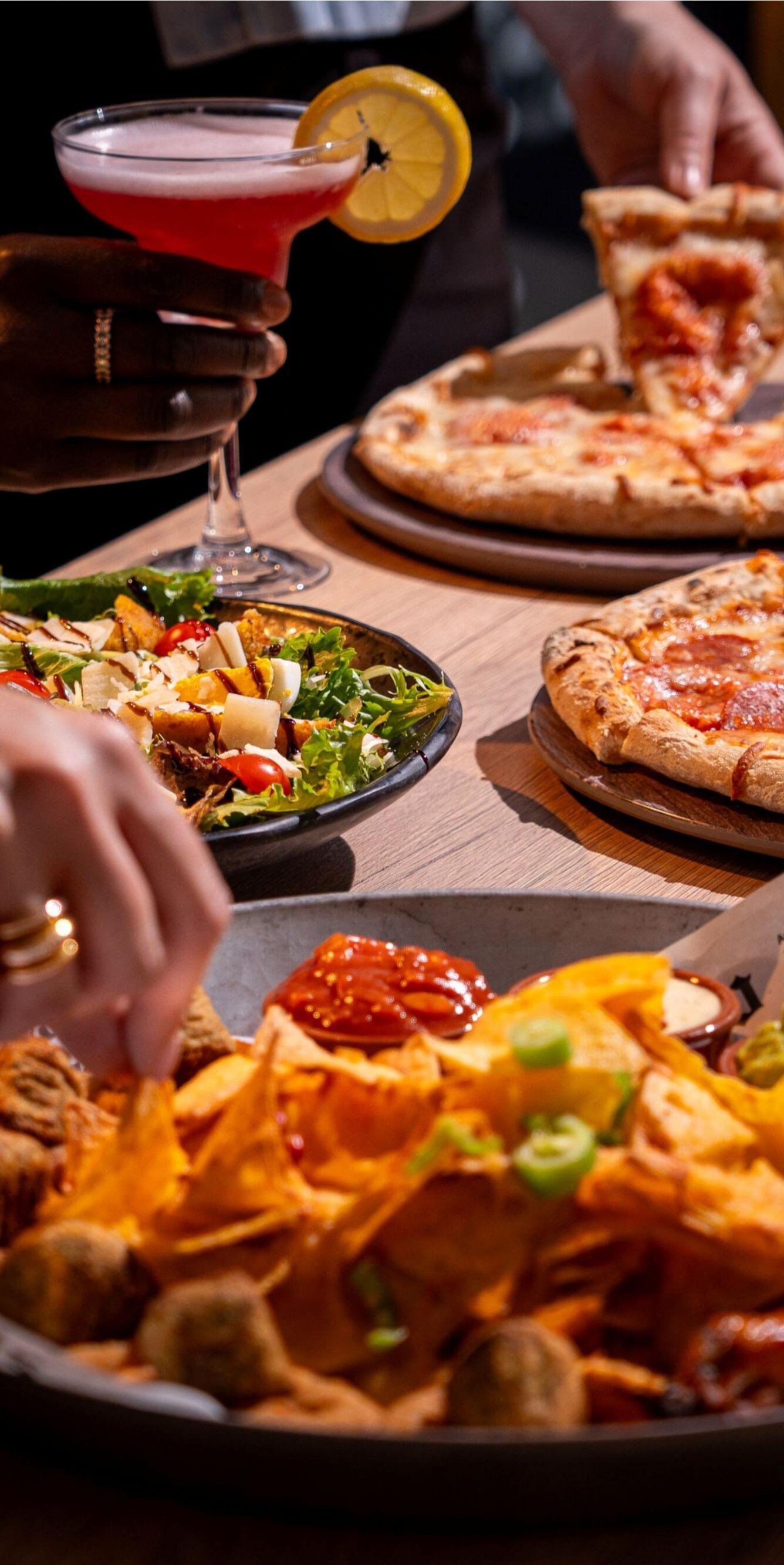 Personnes savourant une pizza ensemble