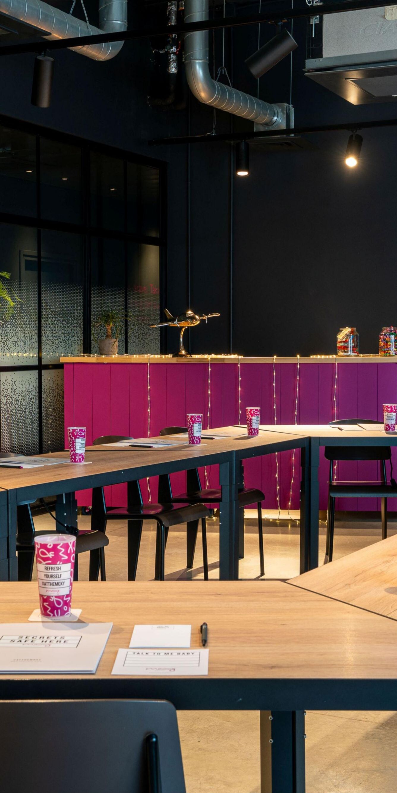 Salle de réunion en configuration en U