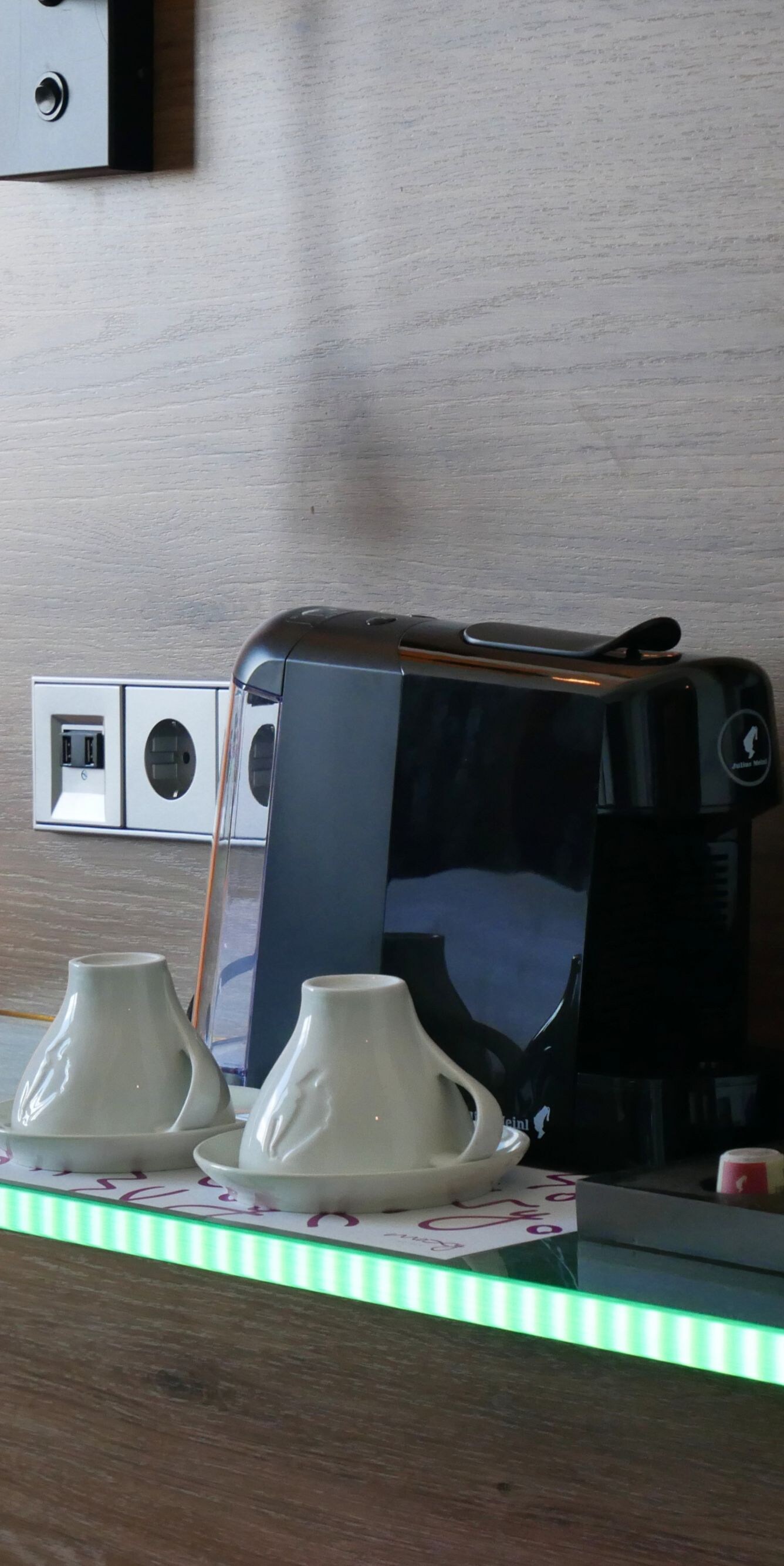 Cafetière électrique dans la chambre