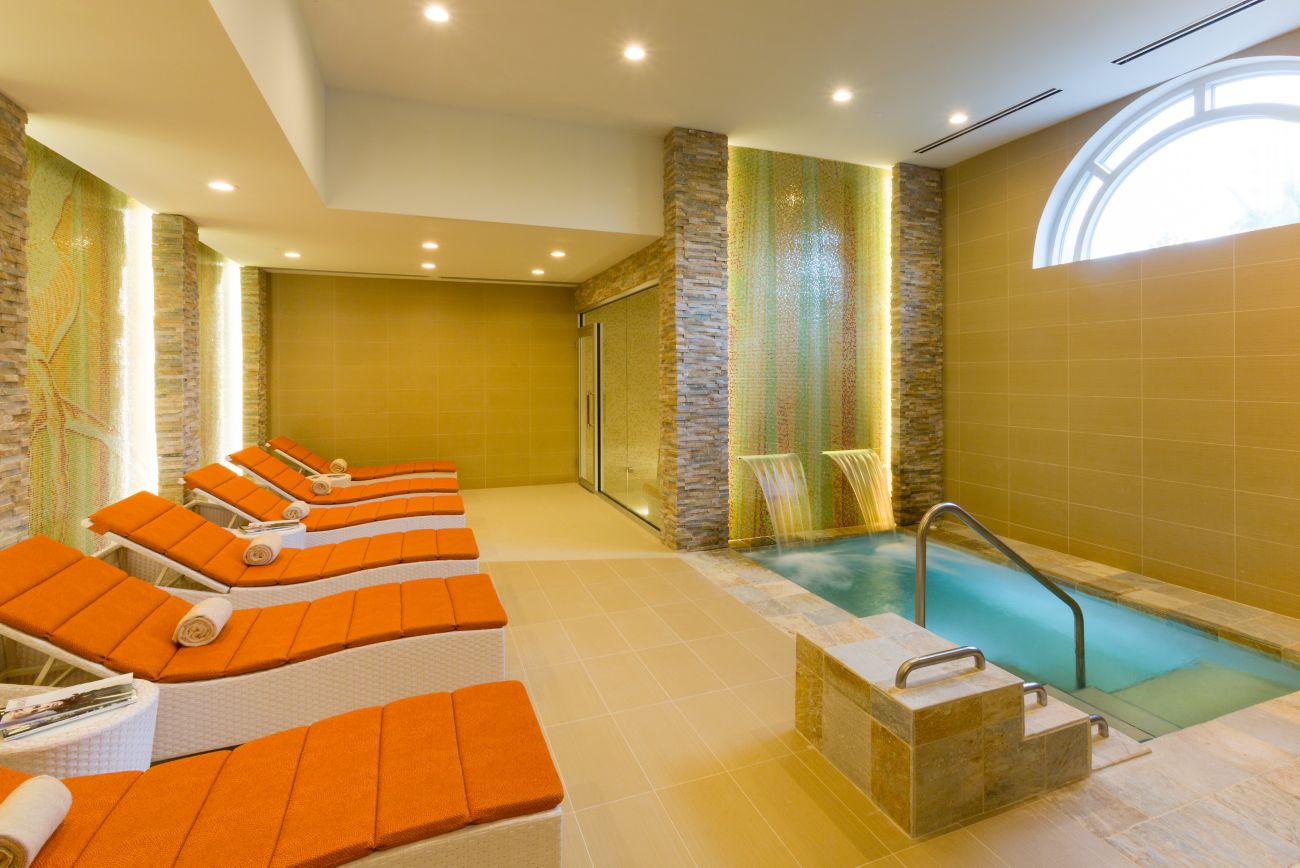 Lounge chairs face a small indoor wading pool