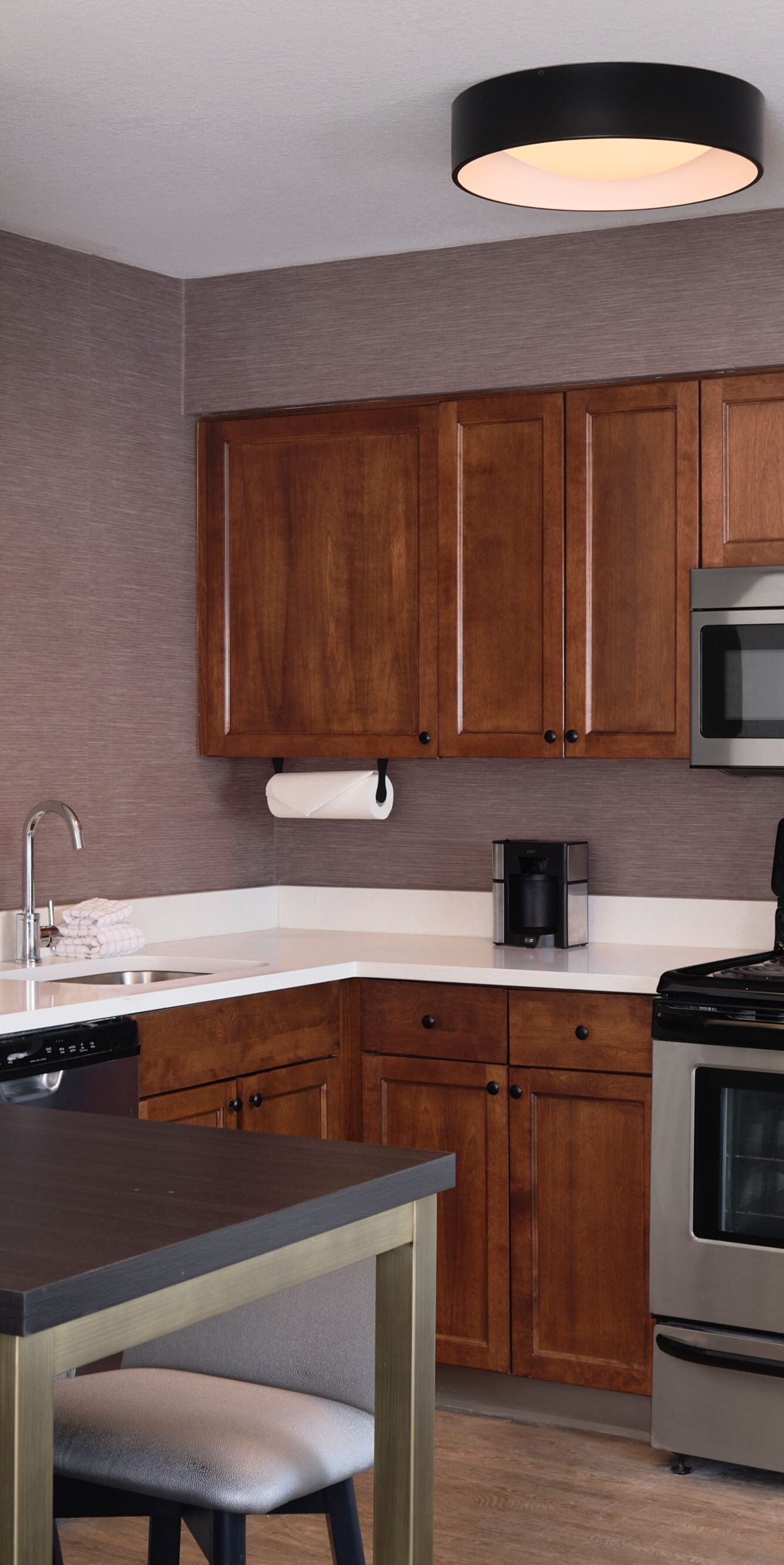 Fully Equipped Kitchen with a stove and fridge