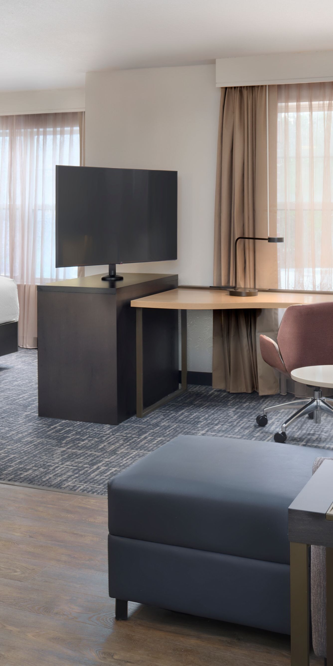 Studio Suite with a king size bed and living area